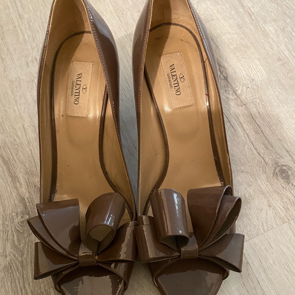 Valentino shoes size 40 tan patent leather